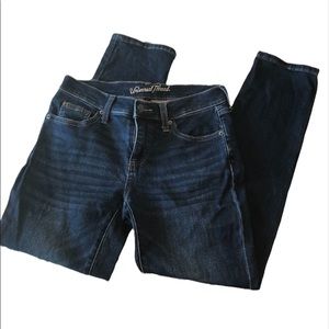 Universal Thread Mid Rise Girlfriend Crop 2/26 Dark Wash